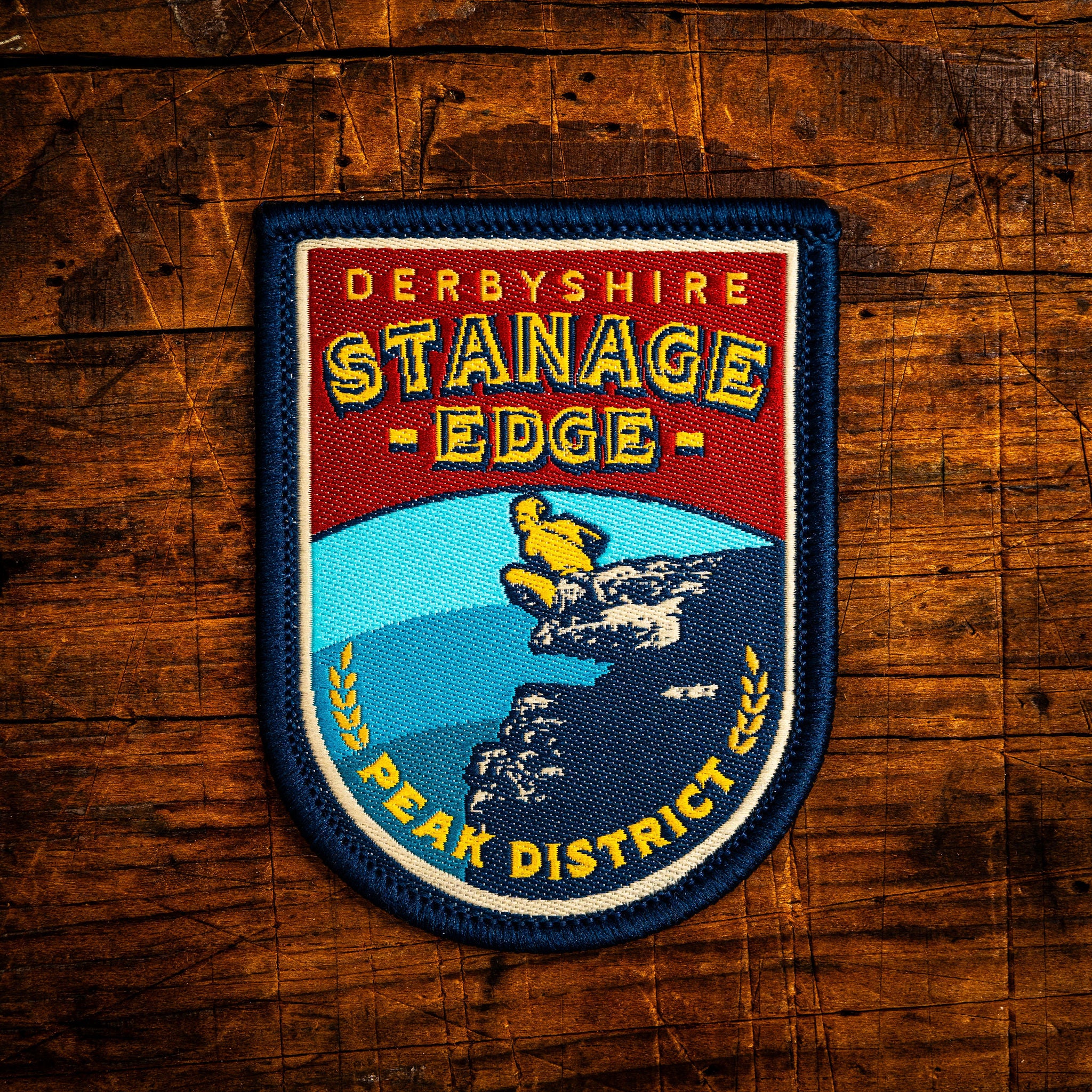 Stanage Edge retro woven patch – famous gritstone escarpment in Peak District, pub sign design, iron-on